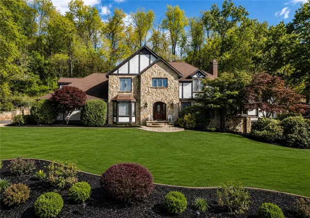 Photo 2 of Single family home for sale at 122 Farmington Pl, Greensburg, PA 15601 | MLS# 1725732 | Listing updated on 2026-08-10