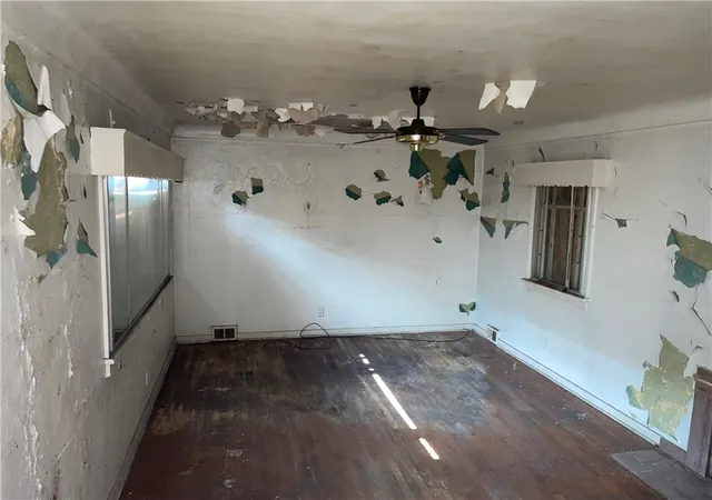 Photo 3 of Single family home for sale at 203 Elm St, Clairton, PA 15025 | MLS# 1729244 | Listing updated on 2026-08-18