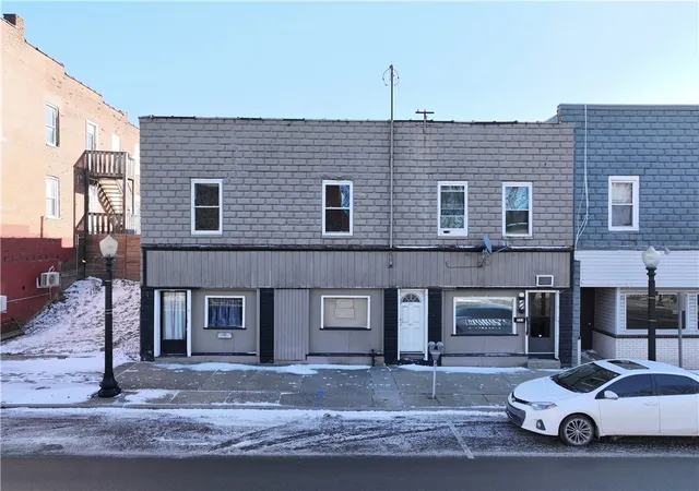 Listing Photo 2 - Condo for sale in building located at 221 5th St, Ellwood City, PA 16117 - Unit #