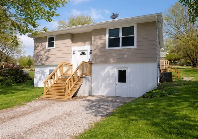 Photo 1 of Single family home for sale at 9 3rd Street, Ligonier Twp, PA 15658 | MLS# 1738780 | Listing updated on 2026-08-24