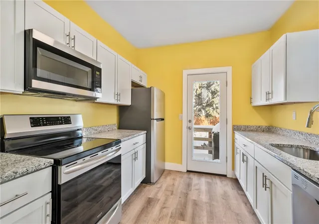 Photo 5 of Single family home for sale at 8 Edith Pl, Pittsburgh, PA 15213 | MLS# 1740655 | Listing updated on 2026-08-26