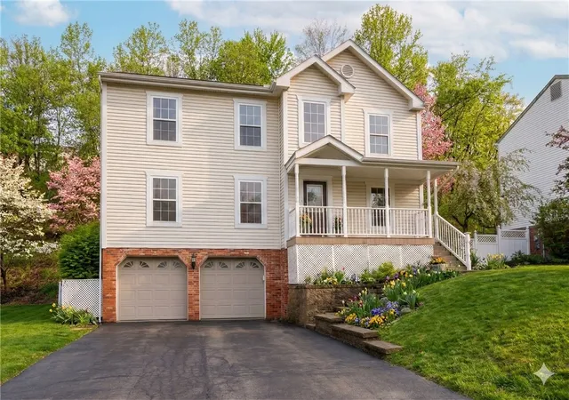 Photo 1 of Single family home for sale at 125 Shelbourne Dr, Moon/crescent Twp, PA 15108 | MLS# 1742872 | Listing updated on 2026-09-16