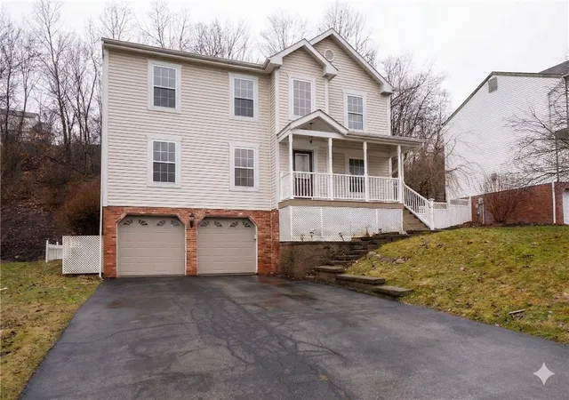 Photo 2 of Single family home for sale at 125 Shelbourne Dr, Moon/crescent Twp, PA 15108 | MLS# 1742872 | Listing updated on 2026-09-16