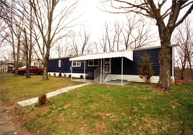 Photo 2 of Manufactured home for sale at 122 Woodland Dr, Tarentum, PA 15084 | MLS# 1743144 | Listing updated on 2026-08-17