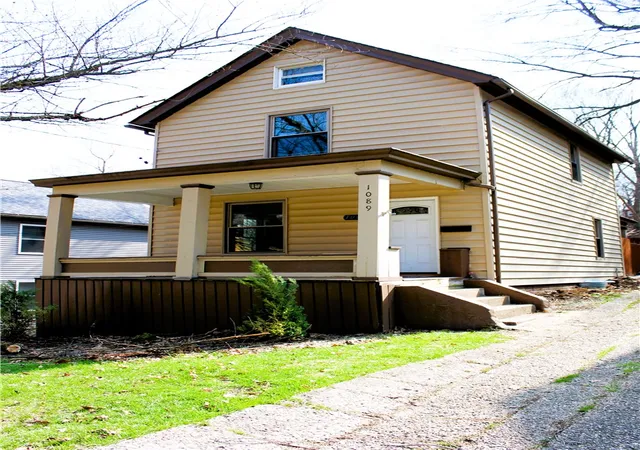 Photo 1 of Single family home for sale at 1089 Main St, Coraopolis, PA 15108 | MLS# 1745454 | Listing updated on 2026-08-30