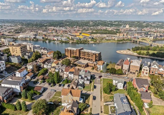 Listing Photo 2 - Condo for sale in building located at 1000 Grandview Ave, East Washington, PA 15211 - Unit #405