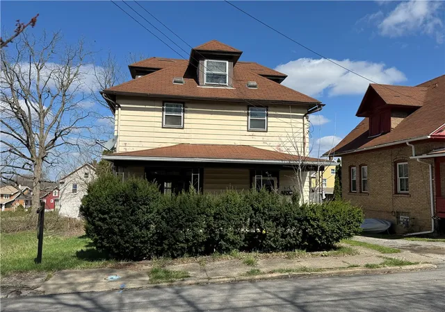 Photo 2 of Single family home for sale at 825 Morton St, New Castle, PA 16101 | MLS# 1748451 | Listing updated on 2026-08-26