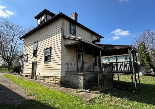 Photo 3 of Single family home for sale at 825 Morton St, New Castle, PA 16101 | MLS# 1748451 | Listing updated on 2026-08-26