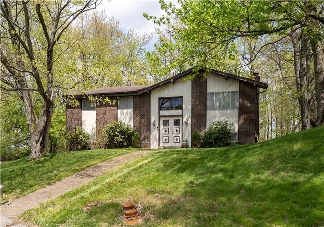 Photo 3 of Single family home for sale at 2501 College Park Rd, Shaler, PA 15101 | MLS# 1750205 | Listing updated on 2026-08-25