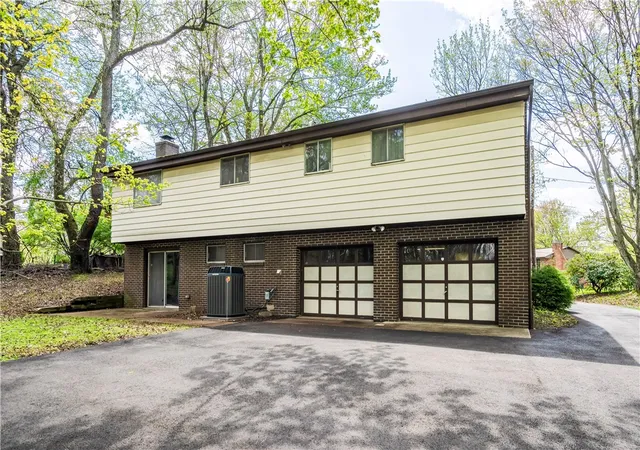 Photo 4 of Single family home for sale at 2501 College Park Rd, Shaler, PA 15101 | MLS# 1750205 | Listing updated on 2026-08-25