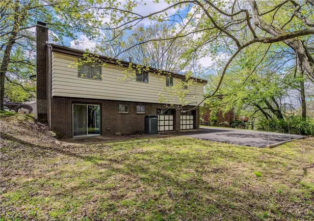 Photo 5 of Single family home for sale at 2501 College Park Rd, Shaler, PA 15101 | MLS# 1750205 | Listing updated on 2026-08-25