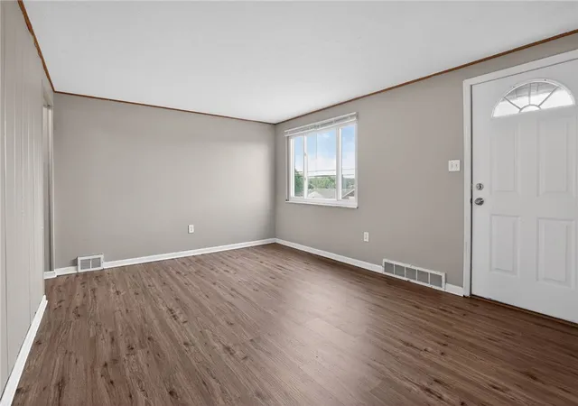 Photo 3 of Single family home for sale at 3220 Overlook Dr, Liberty Boro, PA 15133 | MLS# 1750541 | Listing updated on 2026-08-26