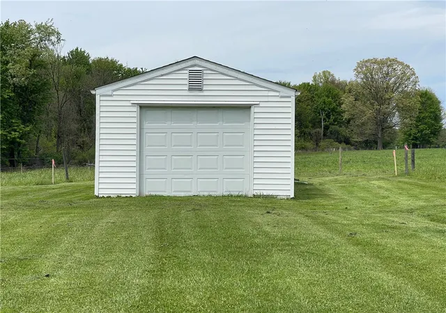 Photo 3 of Sale Pending at 1055 E Lake Rd, Delaware Twp, PA 16154 | MLS# 1754033 | Listing updated on 2026-08-17