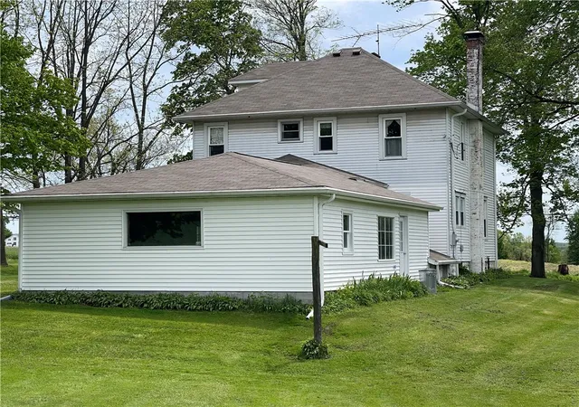 Photo 3 of Sale Pending at 1055 E Lake Rd, Delaware Twp, PA 16154 | MLS# 1754033 | Listing updated on 2026-08-17