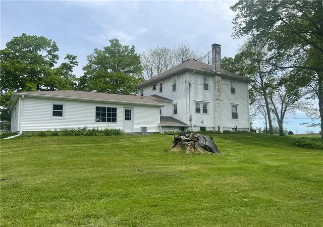 Photo 4 of Sale Pending at 1055 E Lake Rd, Delaware Twp, PA 16154 | MLS# 1754033 | Listing updated on 2026-08-17