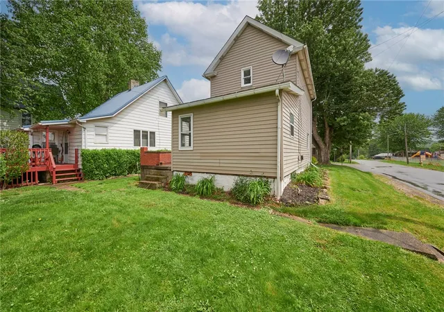 Photo 3 of Single family home for sale at 328 Cleveland St, Kittanning, PA 16201 | MLS# 1754961 | Listing updated on 2026-08-20