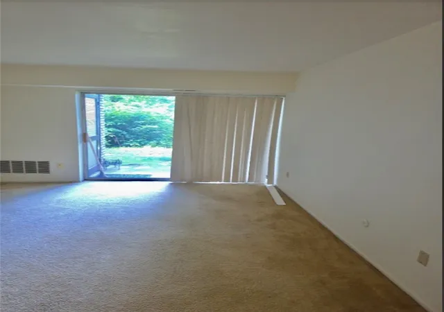 Listing Photo 3 - Condo for sale in building located at 7127 Sanlin Dr, Coraopolis, PA 15108