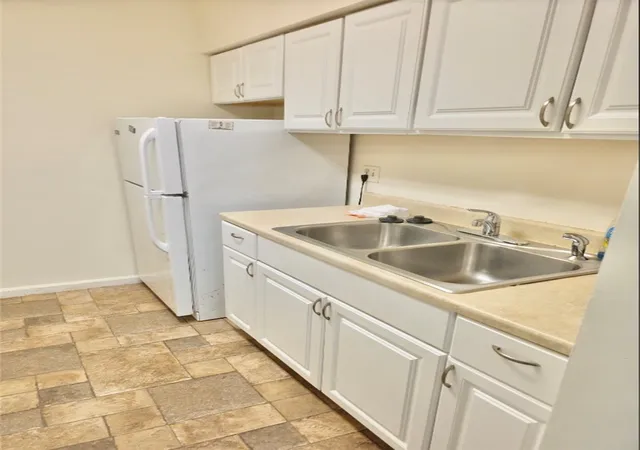 Listing Photo 4 - Condo for sale in building located at 7127 Sanlin Dr, Coraopolis, PA 15108