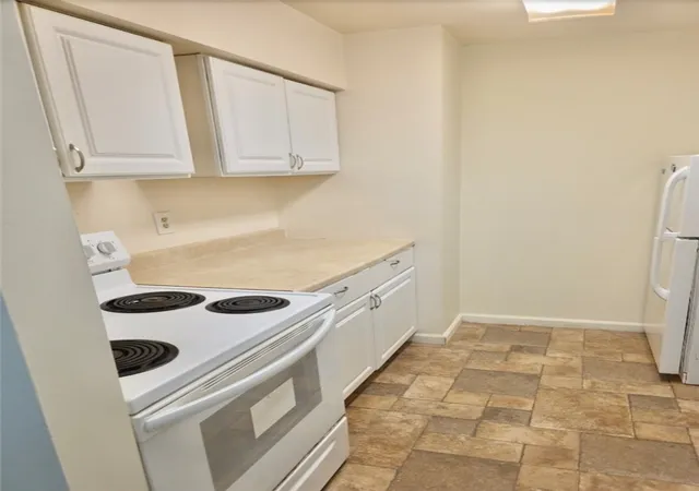 Listing Photo 5 - Condo for sale in building located at 7127 Sanlin Dr, Coraopolis, PA 15108
