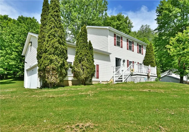 Photo 3 of Single family home for sale at 7715 Lamor Rd, Mercer, PA 16137 | MLS# 1757967 | Listing updated on 2026-10-03
