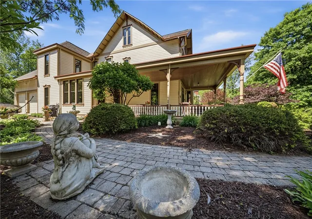 Photo 3 of Sale Pending at 1001 Glenshaw Ave, Glenshaw, PA 15116 | MLS# 1758635 | Listing updated on 2026-10-06