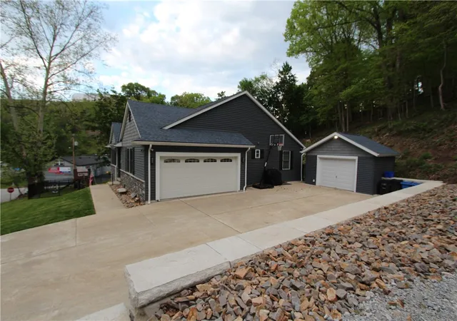 Photo 3 of Single family home for sale at 1003 Laurel Hl Dr, Homestead, PA 15120 | MLS# 1759012 | Listing updated on 2026-08-20