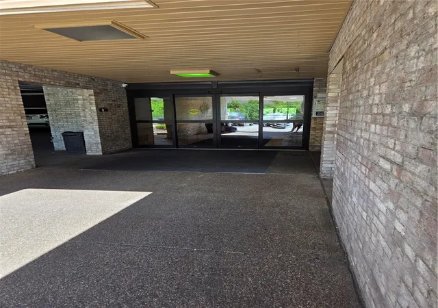 Photo 2 of Condo for sale at 2120 Greentree Rd #102E, Scott Twp, PA 15220 | MLS# 1760167 | Listing updated on 2026-08-25