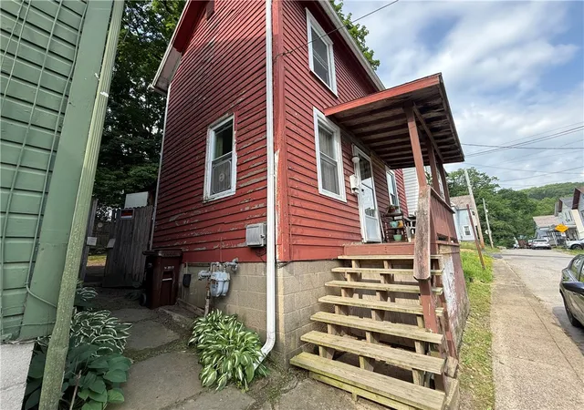 Photo 3 of Single family home for sale at 1345 New St, Franklin, PA 16323 | MLS# 1760165 | Listing updated on 2026-08-29