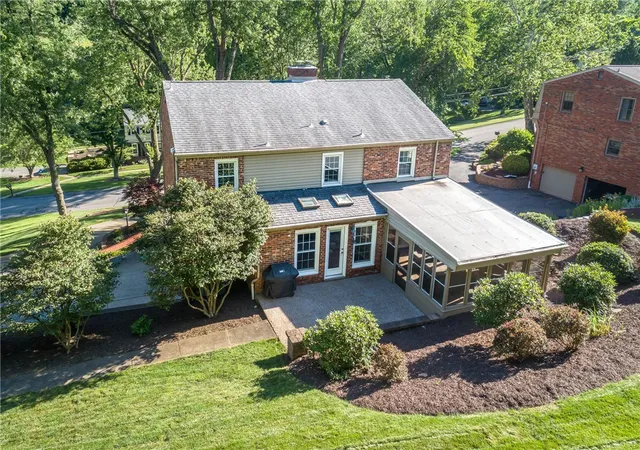 Photo 3 of Single family home for sale at 195 Gateshead Dr, Peters Twp, PA 15317 | MLS# 1760530 | Listing updated on 2026-10-04