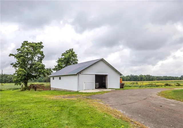 Photo 3 of Sale Pending at 334 Dutch Ln, Wilmington Twp, PA 16142 | MLS# 1760079 | Listing updated on 2026-08-07