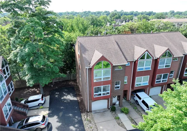 Photo 3 of Townhouse for sale at 9 Graham Pl, Pittsburgh, PA 15232 | MLS# 1760894 | Listing updated on 2026-08-30