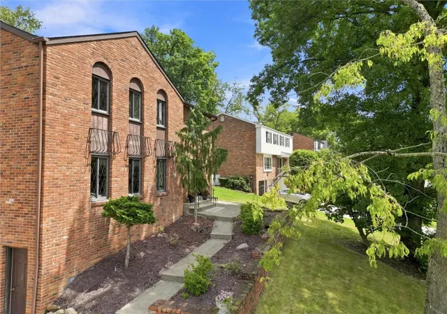 Photo 5 of Single family home for sale at 1648 Queens Dr, South Park, PA 15129 | MLS# 1761061 | Listing updated on 2026-08-25