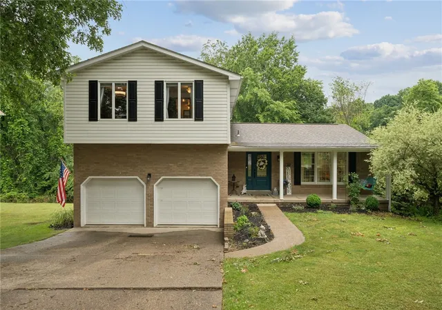 Photo 2 of Single family home for sale at 4067 Briarwood Dr, Jeannette, PA 15644 | MLS# 1761134 | Listing updated on 2026-08-19