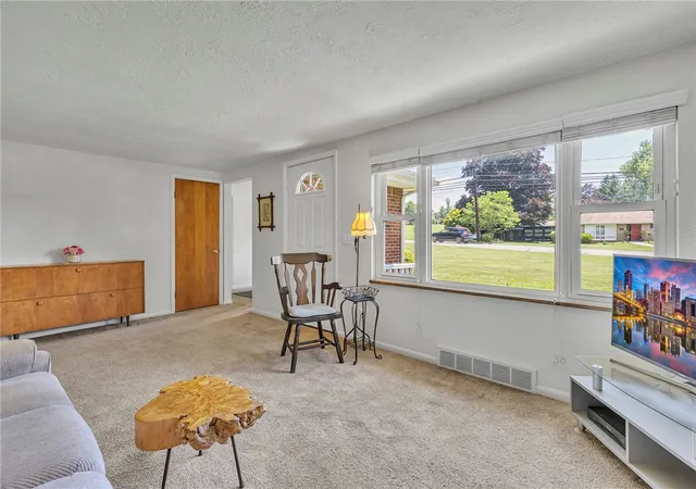 Photo 3 of Single family home for sale at 115 Shafer Rd, Moon/crescent Twp, PA 15108 | MLS# 1761803 | Listing updated on 2026-08-23