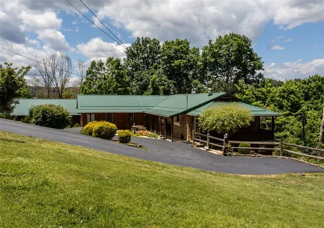 Photo 1 of Single family home for sale at 996 Nbluff Dr, New Kensington, PA 15068 | MLS# 1761925 | Listing updated on 2026-09-30