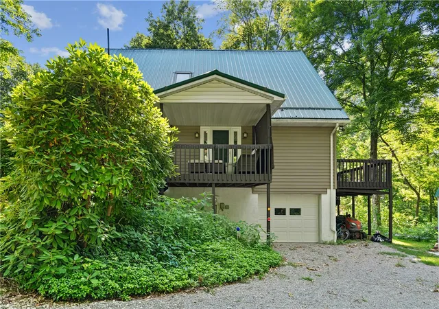 Photo 3 of Sale Pending at 32 Woodlawn Dr, Freeport, PA 16229 | MLS# 1761741 | Listing updated on 2026-08-25