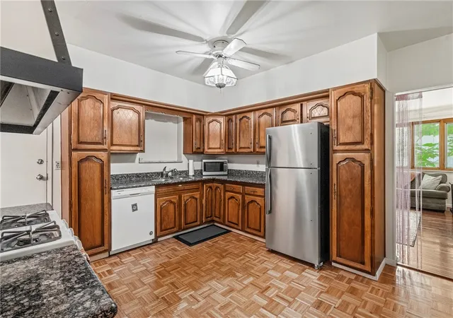 Photo 4 of House for sale at 437 S Aiken Ave, Friendship Park, PA 15232 | MLS# 1762081 | Listing updated on 2026-09-16