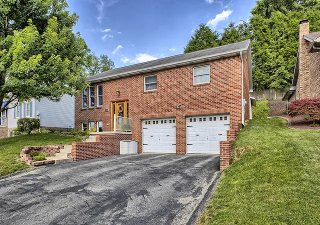 Photo 3 of Sale Pending at 1125 Acorn Dr, Greensburg, PA 15601 | MLS# 1762517 | Listing updated on 2026-08-28