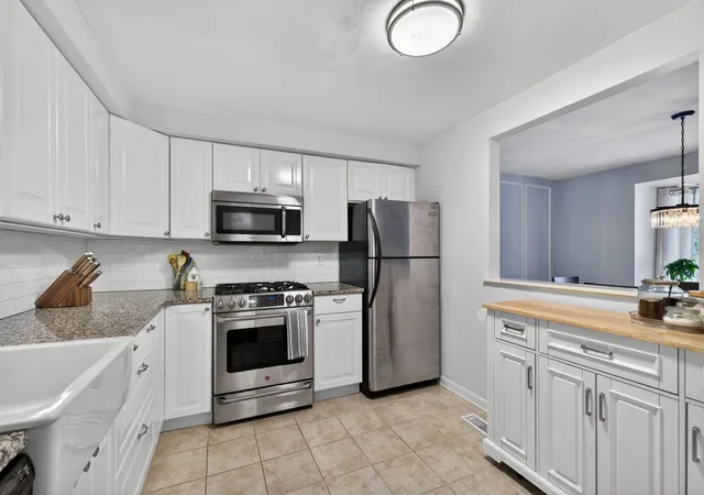 Listing Photo 3 - Condo for sale in building located at 477 Cherry Ct, Pittsburgh, PA 15237