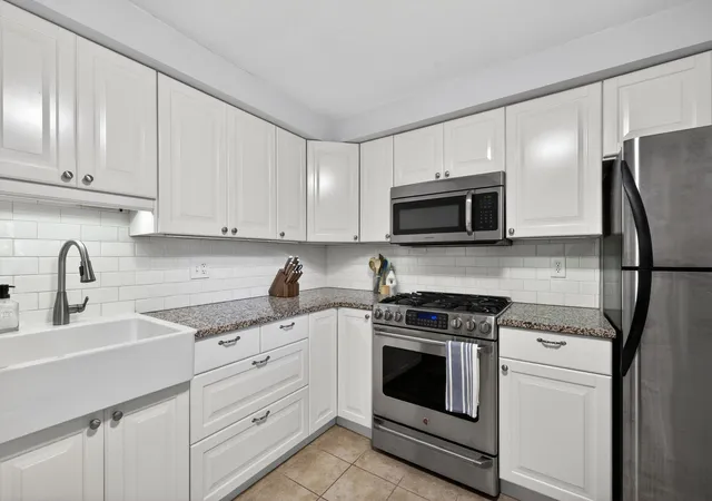 Listing Photo 4 - Condo for sale in building located at 477 Cherry Ct, Pittsburgh, PA 15237