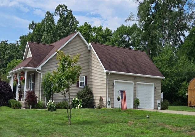 Photo 3 of Single family home for sale at 1213 West Dr, Penn Twp, PA 16002 | MLS# 1762618 | Listing updated on 2026-09-20