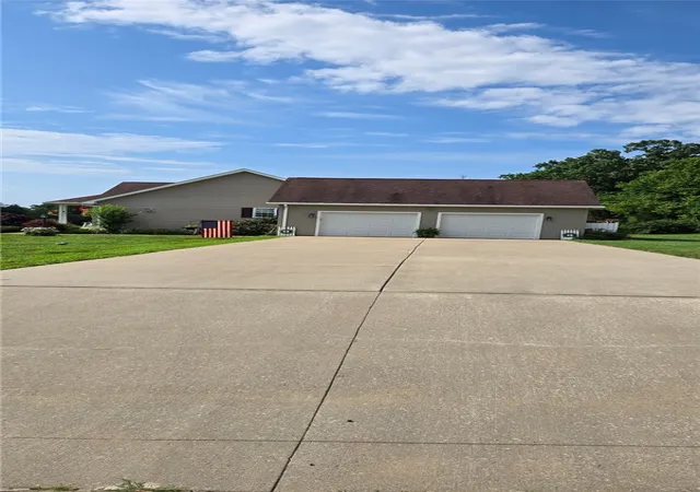 Photo 4 of Single family home for sale at 1213 West Dr, Penn Twp, PA 16002 | MLS# 1762618 | Listing updated on 2026-09-20