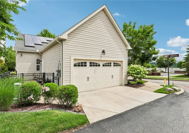 Photo 4 of Sale Pending at 532 Paddington Ln, Cranberry Twp, PA 16066 | MLS# 1763341 | Listing updated on 2026-08-17