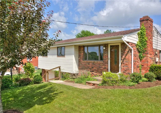 Photo 3 of Single family home for sale at 609 Bluestone Dr, Allison Park, PA 15101 | MLS# 1763229 | Listing updated on 2026-09-23