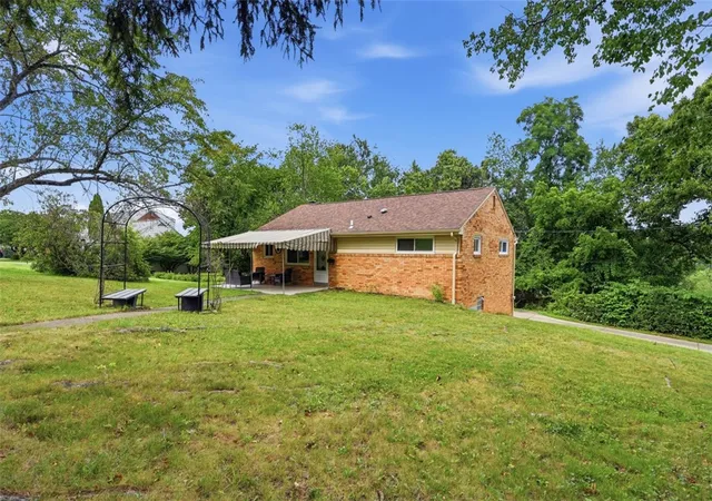 Photo 3 of Single family home for sale at 516 Long Dr, Upper St Clair, PA 15241 | MLS# 1763728 | Listing updated on 2026-09-22