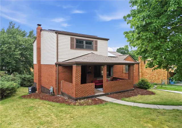 Photo 2 of Sale Pending at 1431 Oak Dr, Castle Shannon, PA 15234 | MLS# 1763559 | Listing updated on 2026-08-17