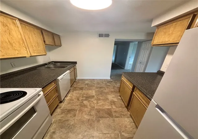 Listing Photo 5 - Condo for sale in building located at 27512 Evergreen Run, Imperial, PA 15126
