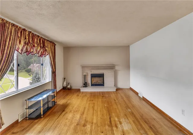 Photo 4 of Single family home for sale at 421 Orchard Dr, Pleasant Hills, PA 15236 | MLS# 1765090 | Listing updated on 2026-09-27