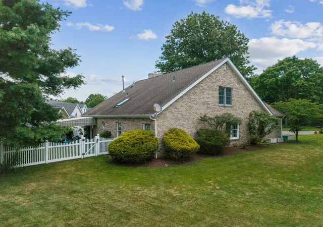 Photo 3 of Single family home for sale at 30 Pond Ct S, South Fayette, PA 15017 | MLS# 1765518 | Listing updated on 2026-08-20
