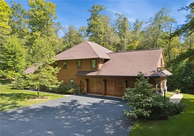 Photo 2 of Single family home for sale at 302 Pheasant Run Ln, Seven Springs Resort, PA 15622 | MLS# 1765381 | Listing updated on 2026-08-25